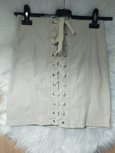 Cargar imagen en el visor de la galería, Minifalda Trenzada
