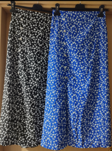 Cargar imagen en el visor de la galería, Falda Flores Botones
